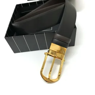 Cinto de couro preto com fivela de ouro