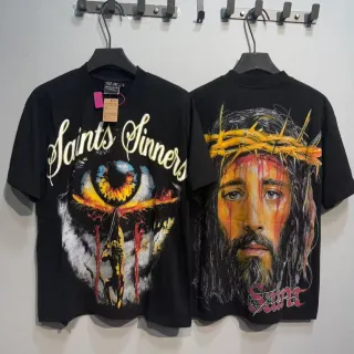 Camiseta oversize negra con estampado gráfico