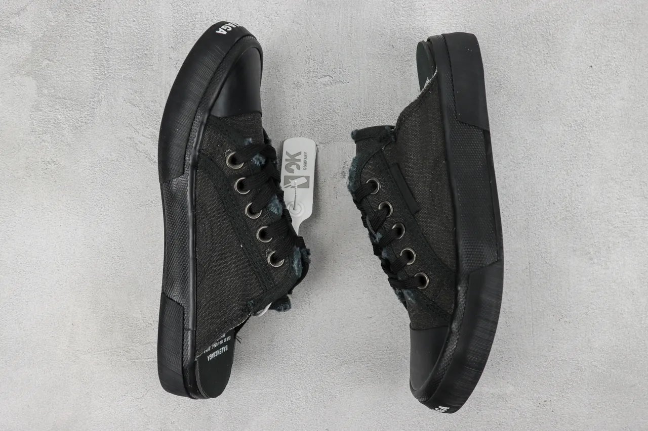 Chaussure de toile noire à lacets et à enfiler 2