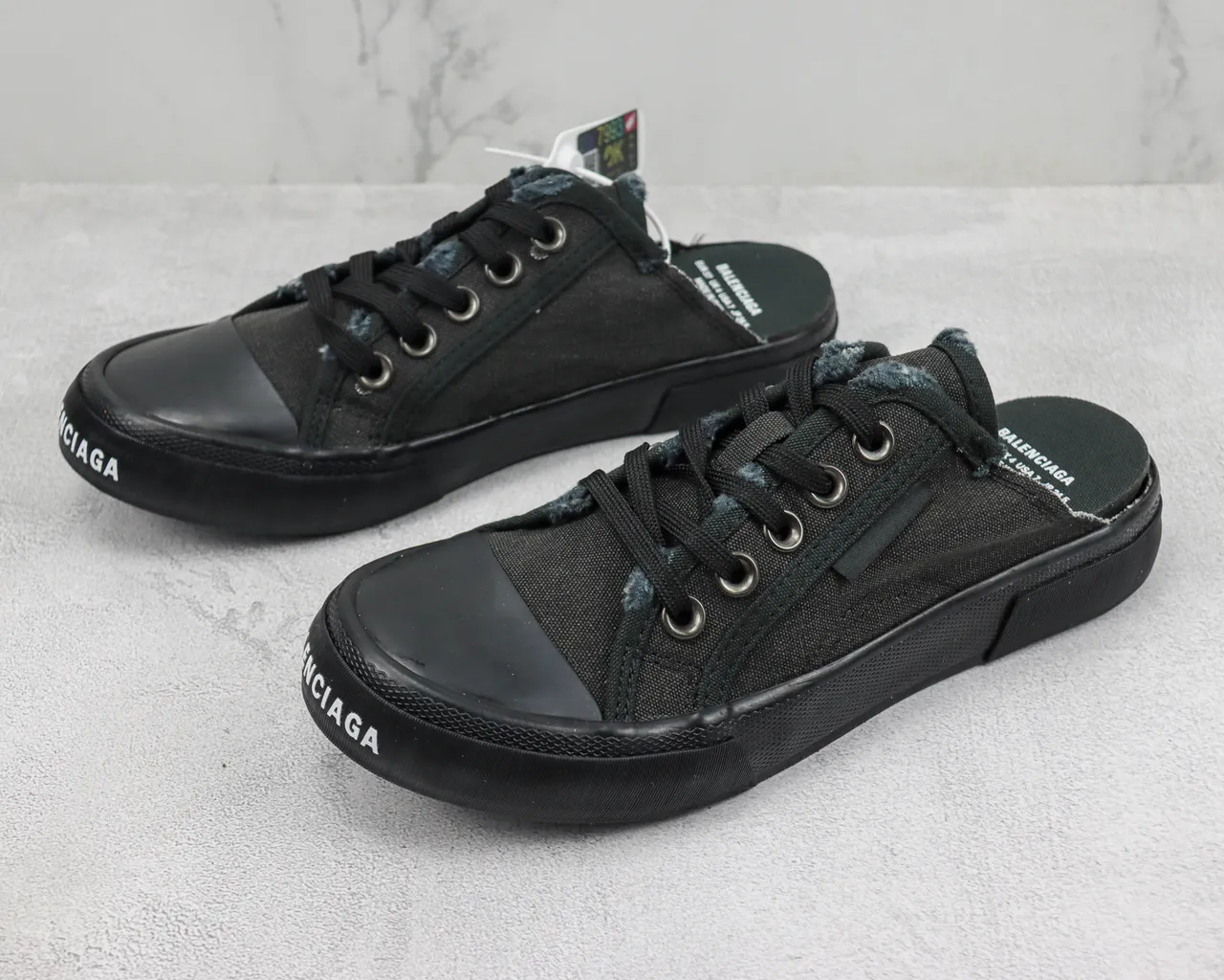 Chaussure de toile noire à lacets et à enfiler 4