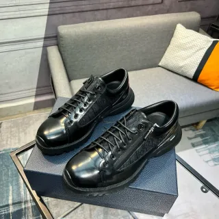 أحذية رياضية سوداء جلد لامع وألواح نسيجية مربوطة