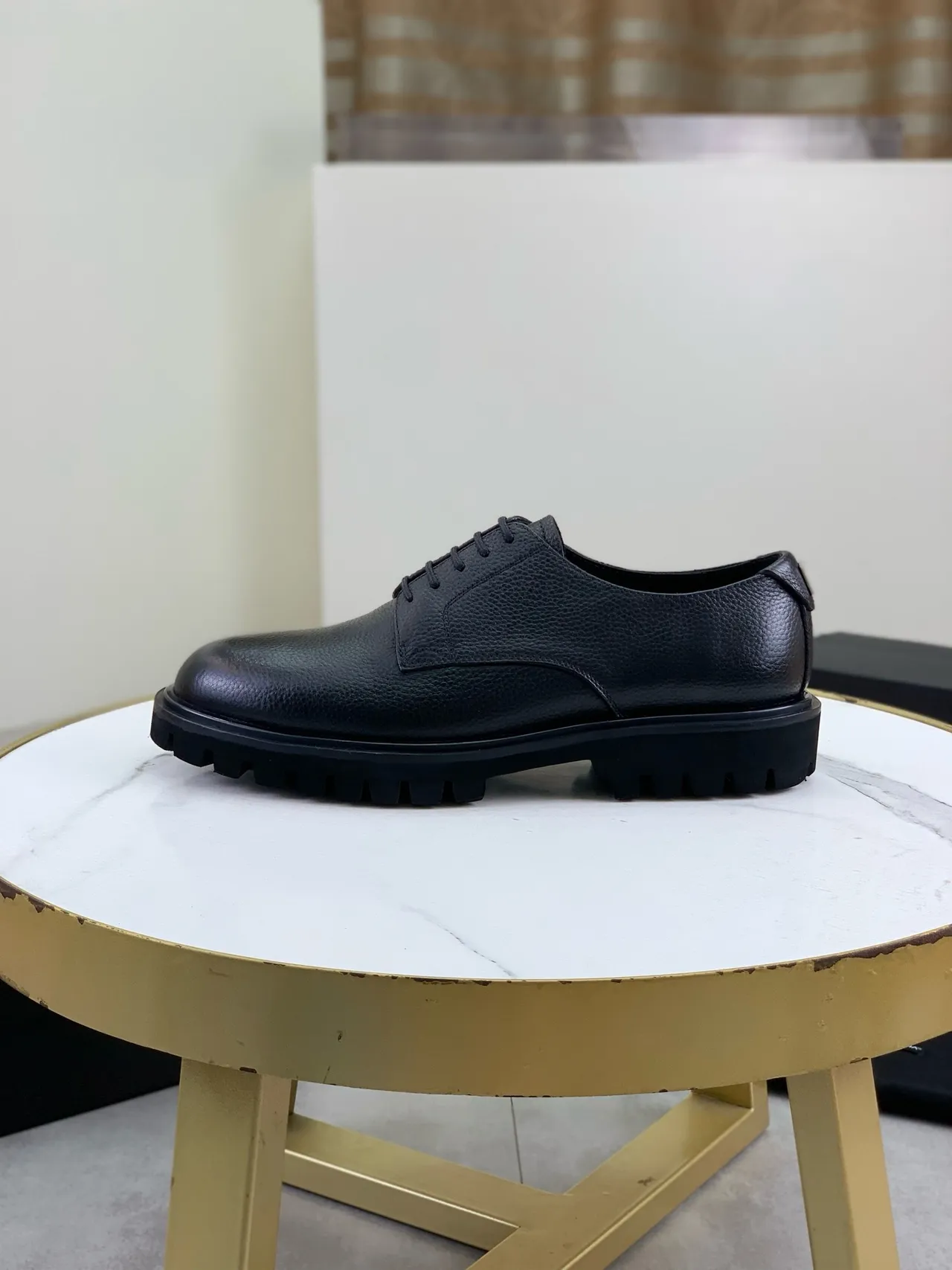 Chaussures Oxford en cuir granité noir avec semelle chunky à crampons 6