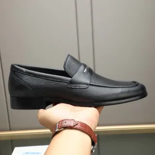 حذاء موكاسين أسود جلد مقصوص بنقش حبيبات مع حزام Penny Strap