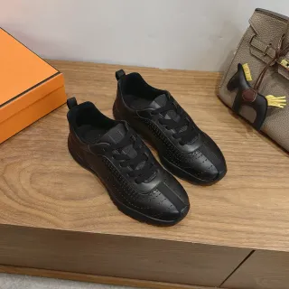 حذاء رياضي أسود جلد مثقوب مربوط بشرائط أسلوب حياة
