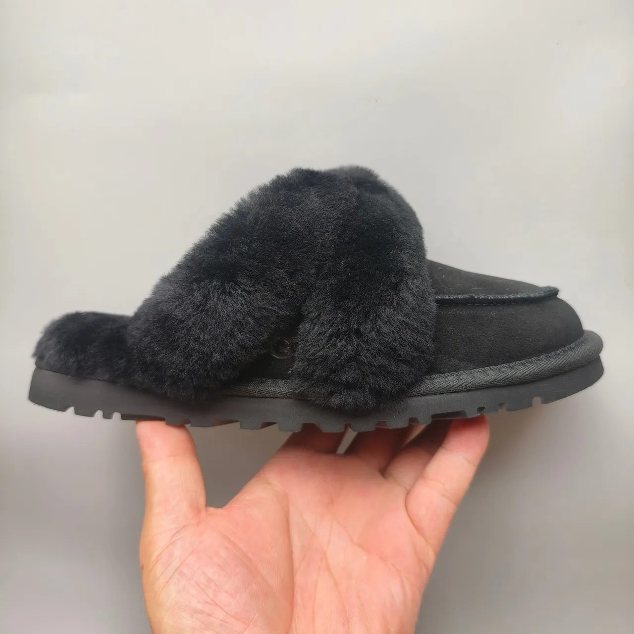 Pantufas pretas de pelúcia de pele sintética com tira e parte superior de couro sintético 2