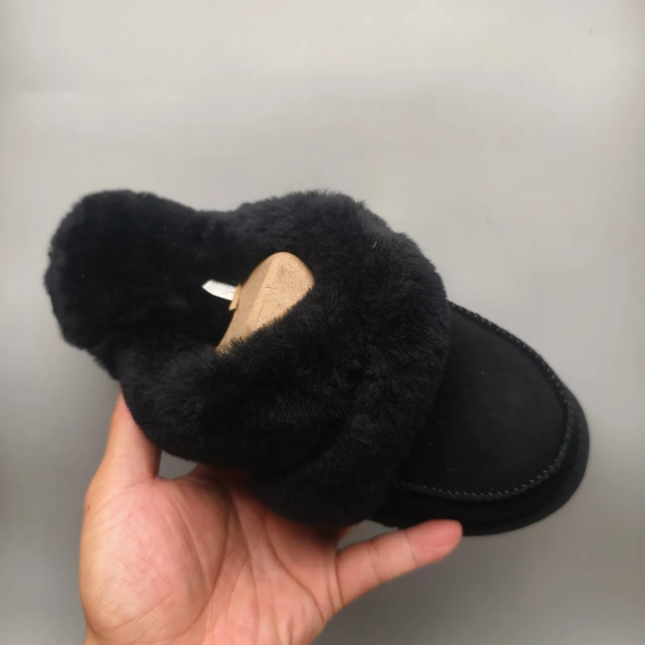 Pantufas pretas de pelúcia de pele sintética com tira e parte superior de couro sintético 3
