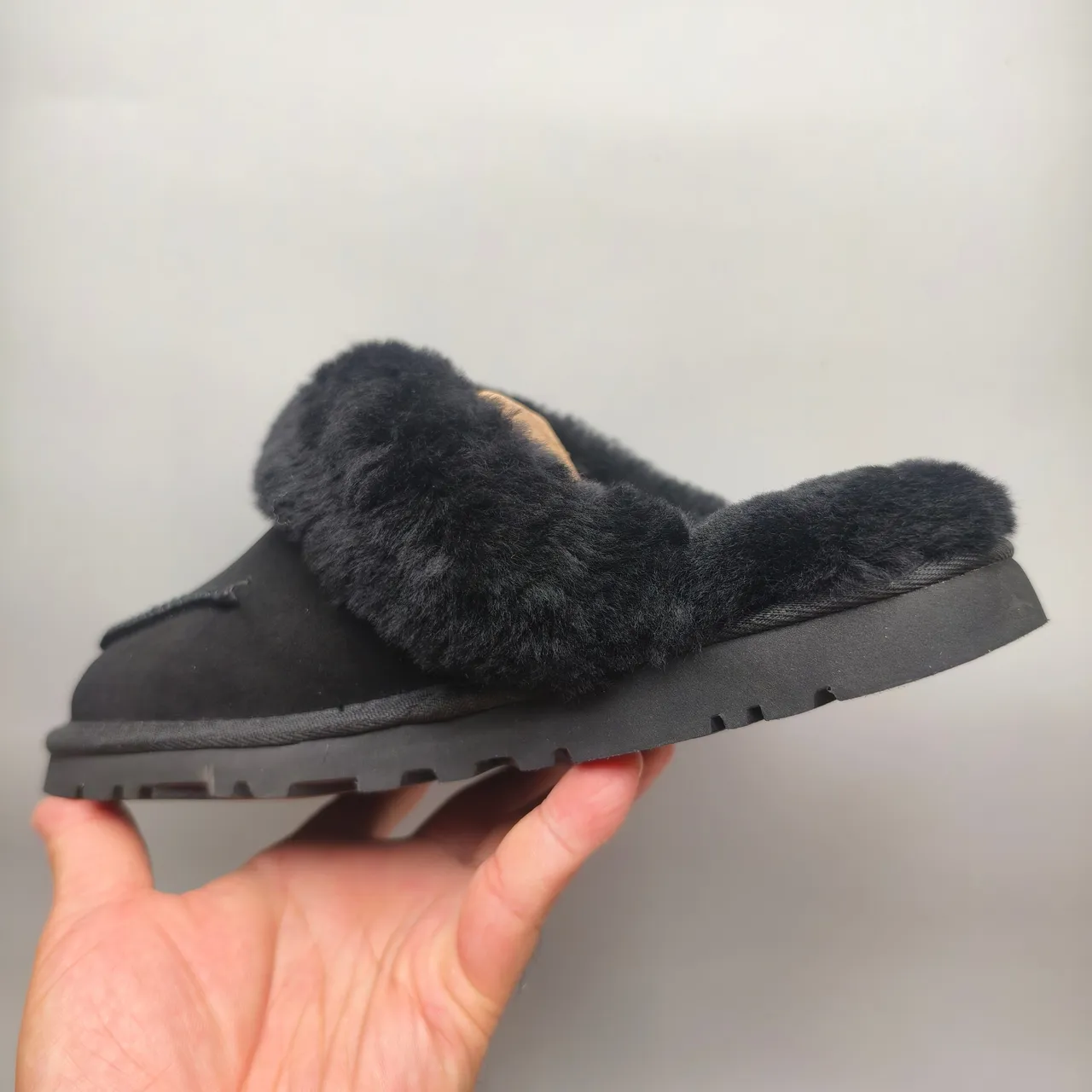 Pantufas pretas de pelúcia de pele sintética com tira e parte superior de couro sintético 4