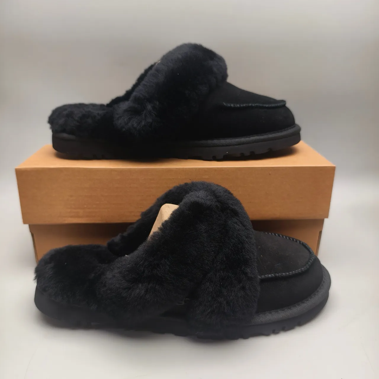 Pantufas pretas de pelúcia de pele sintética com tira e parte superior de couro sintético 5