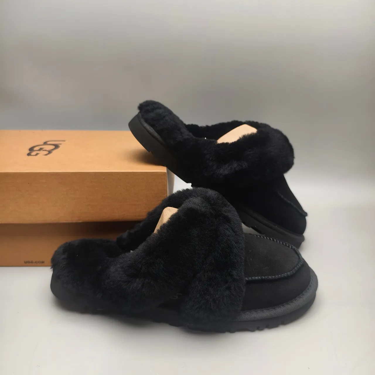 Pantufas pretas de pelúcia de pele sintética com tira e parte superior de couro sintético 6