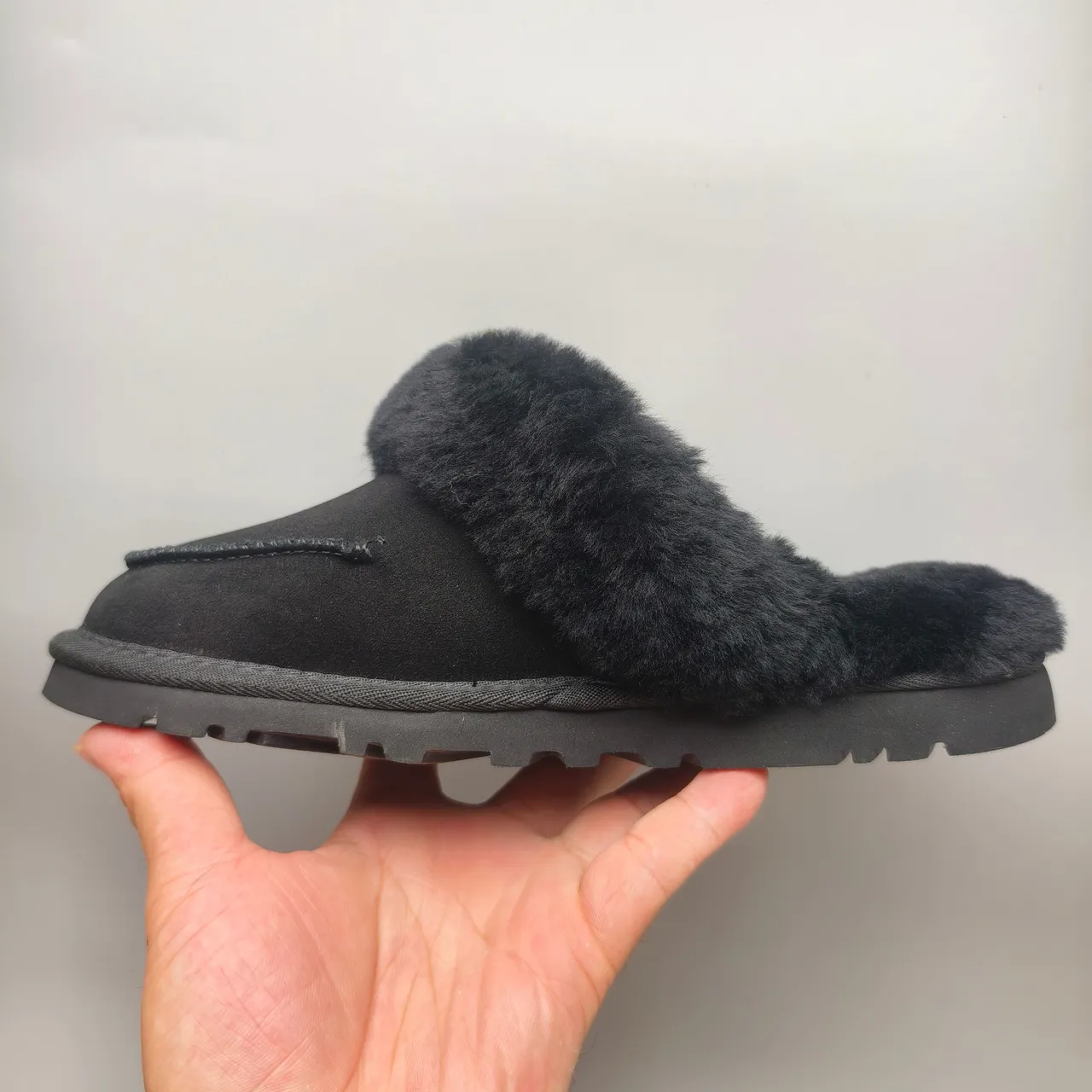 Pantufas pretas de pelúcia de pele sintética com tira e parte superior de couro sintético 7