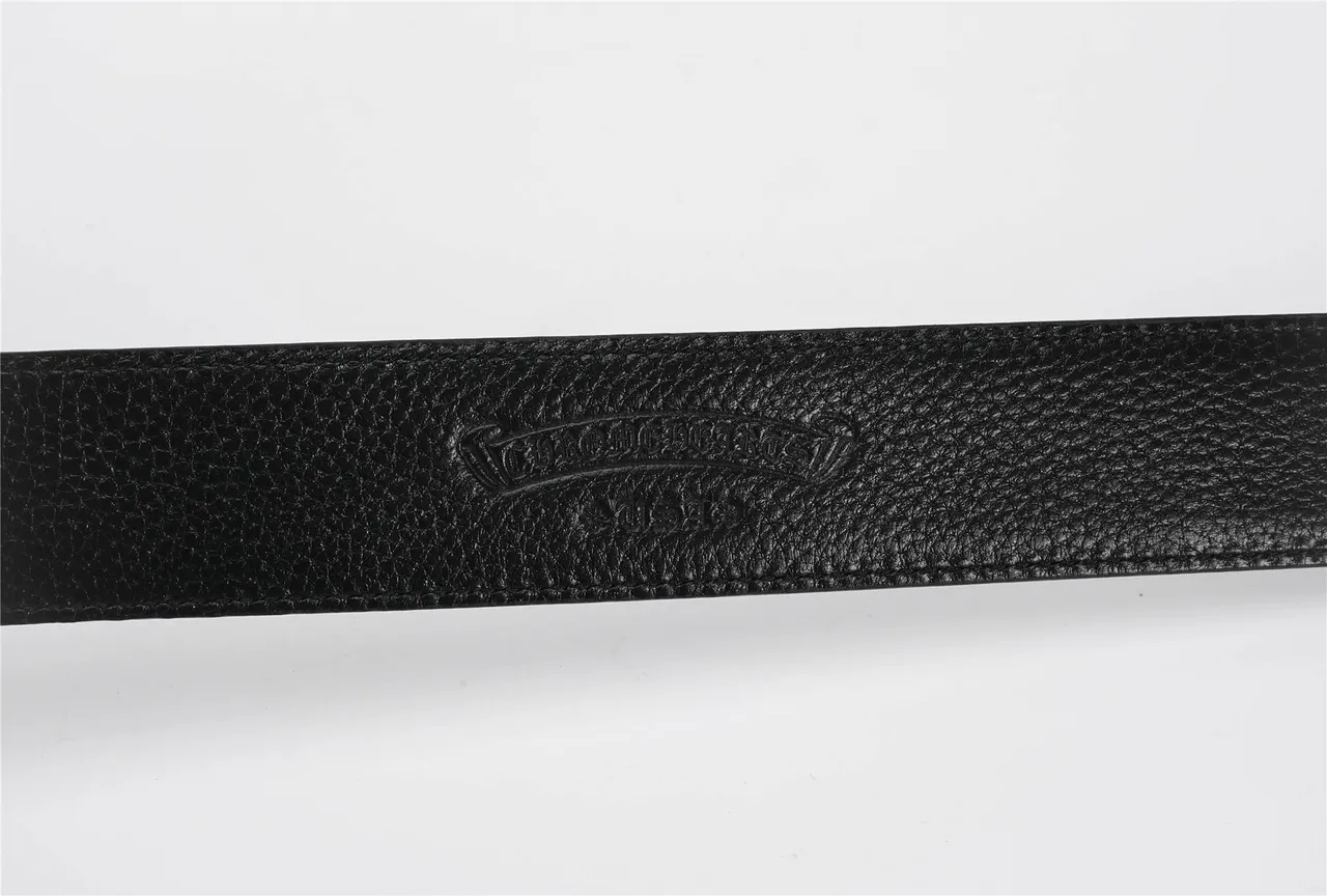 Ceinture en cuir noire avec boucle argentée fleur de lis ornée crocodile embossé 2