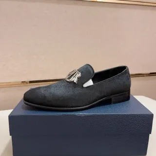 Loafer negro con adorno de monograma metálico y parte superior texturizada de ante sintético plateado
