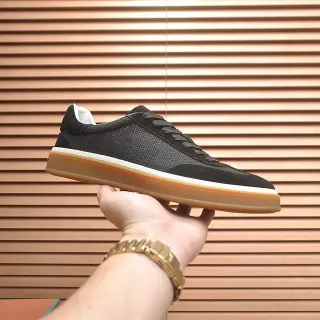حذاء رياضي أسود بـ upper texturizado وسولة gum منخفض