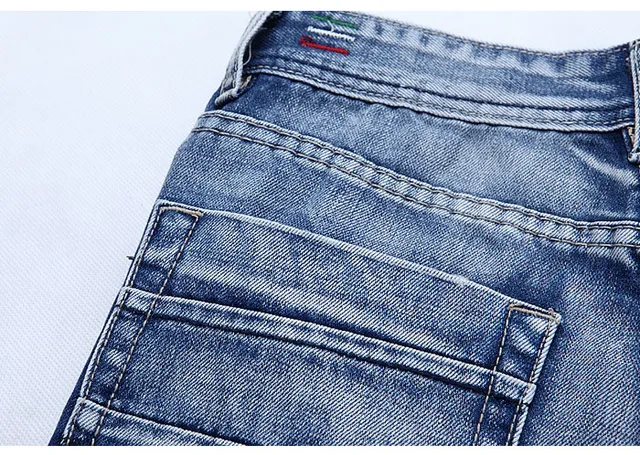 Shorts de Denim Azul Negro con Lavado Medio y Dobladillo Acanalado 4