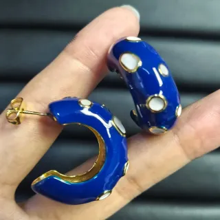 أقراط C-Hoop مينا أزرق بنقاط ذهبية مع إطار ذهبي