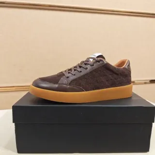حذاء رياضي بني مونوغرام سويد وجلد low-top للأسلوب الحياتي