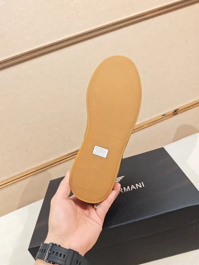 حذاء رياضي بني مونوغرام سويد وجلد low-top للأسلوب الحياتي 2