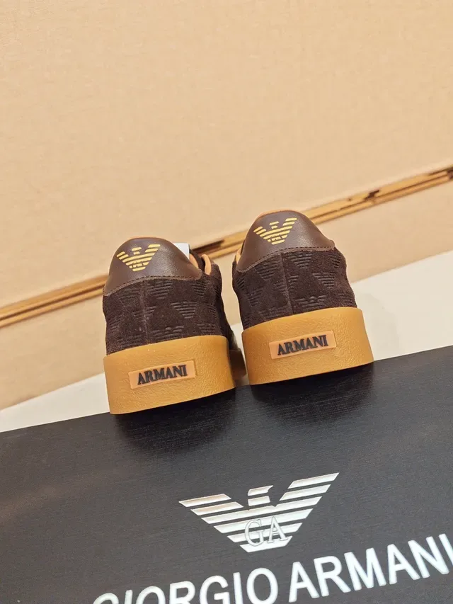 حذاء رياضي بني مونوغرام سويد وجلد low-top للأسلوب الحياتي 3