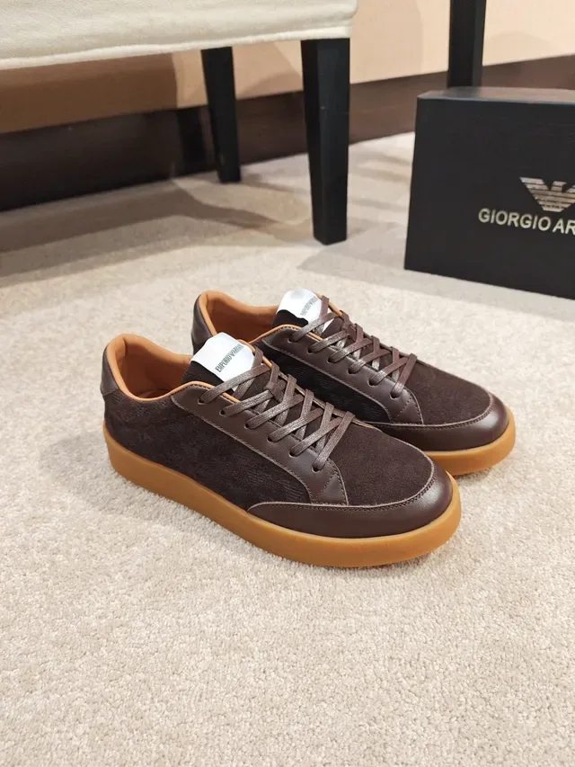 حذاء رياضي بني مونوغرام سويد وجلد low-top للأسلوب الحياتي 4