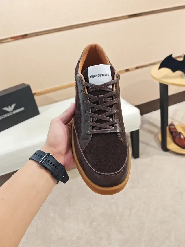 حذاء رياضي بني مونوغرام سويد وجلد low-top للأسلوب الحياتي 5