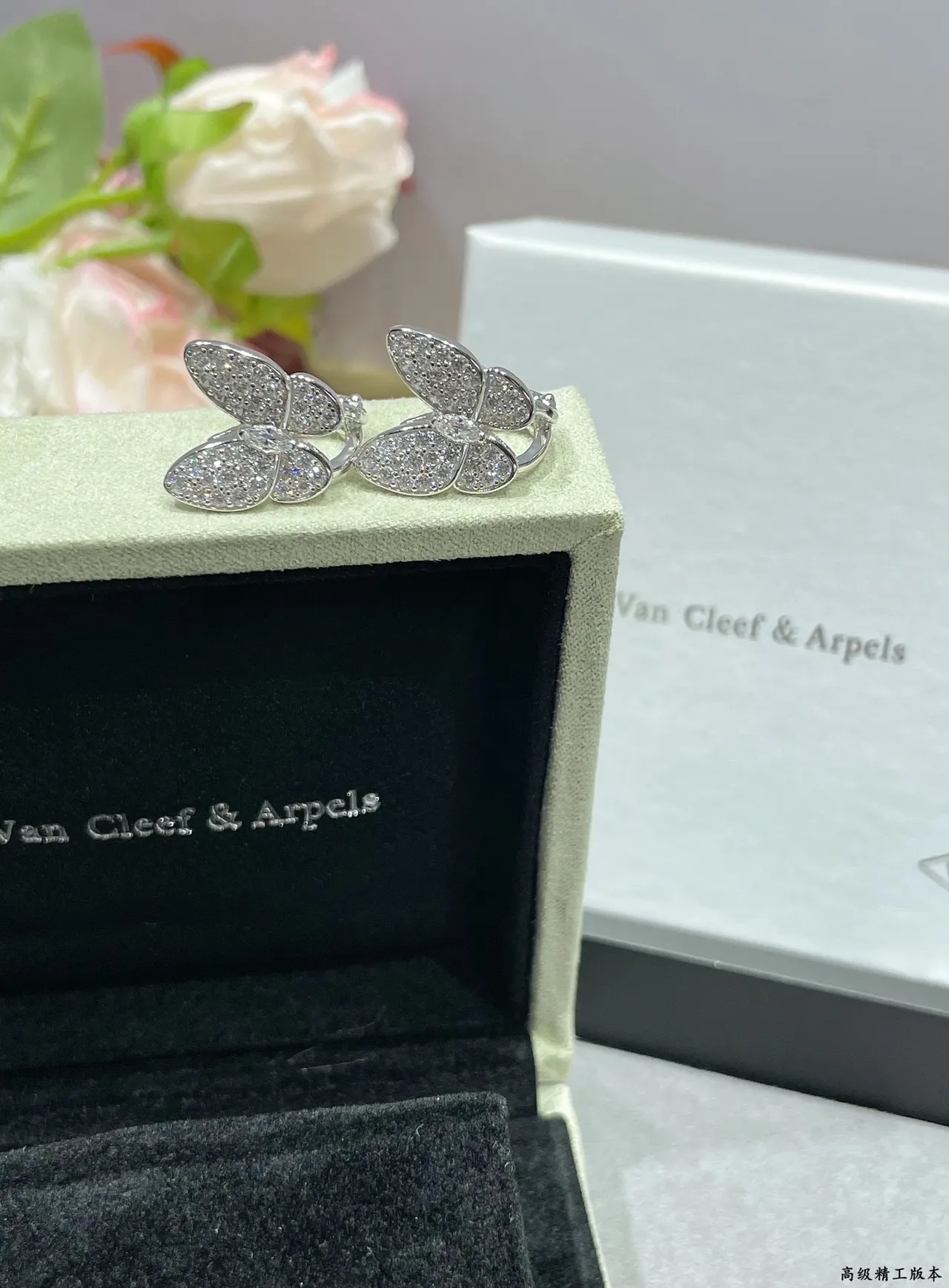 Mariposa Pavé Crystal Stud Aretes 5