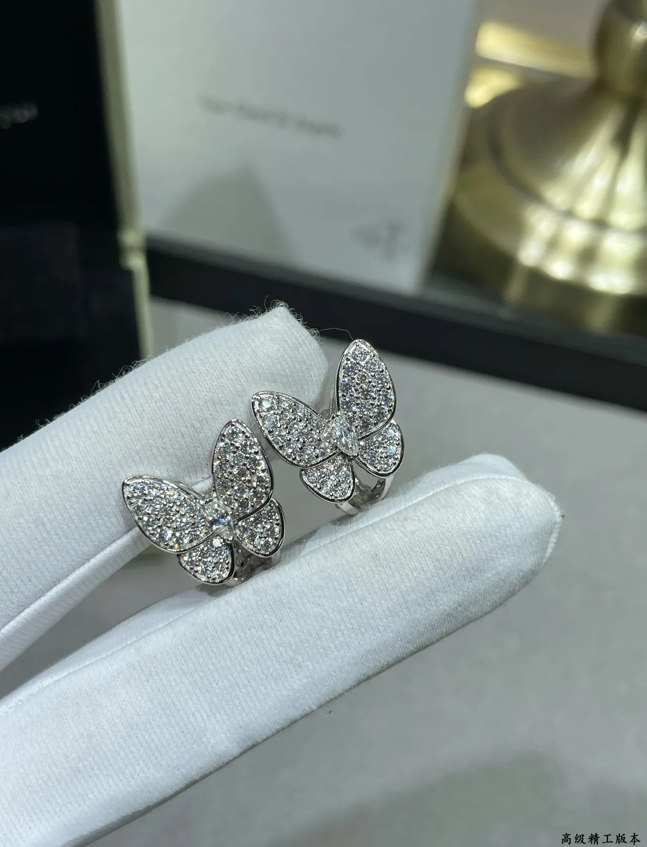 Mariposa Pavé Crystal Stud Aretes 8