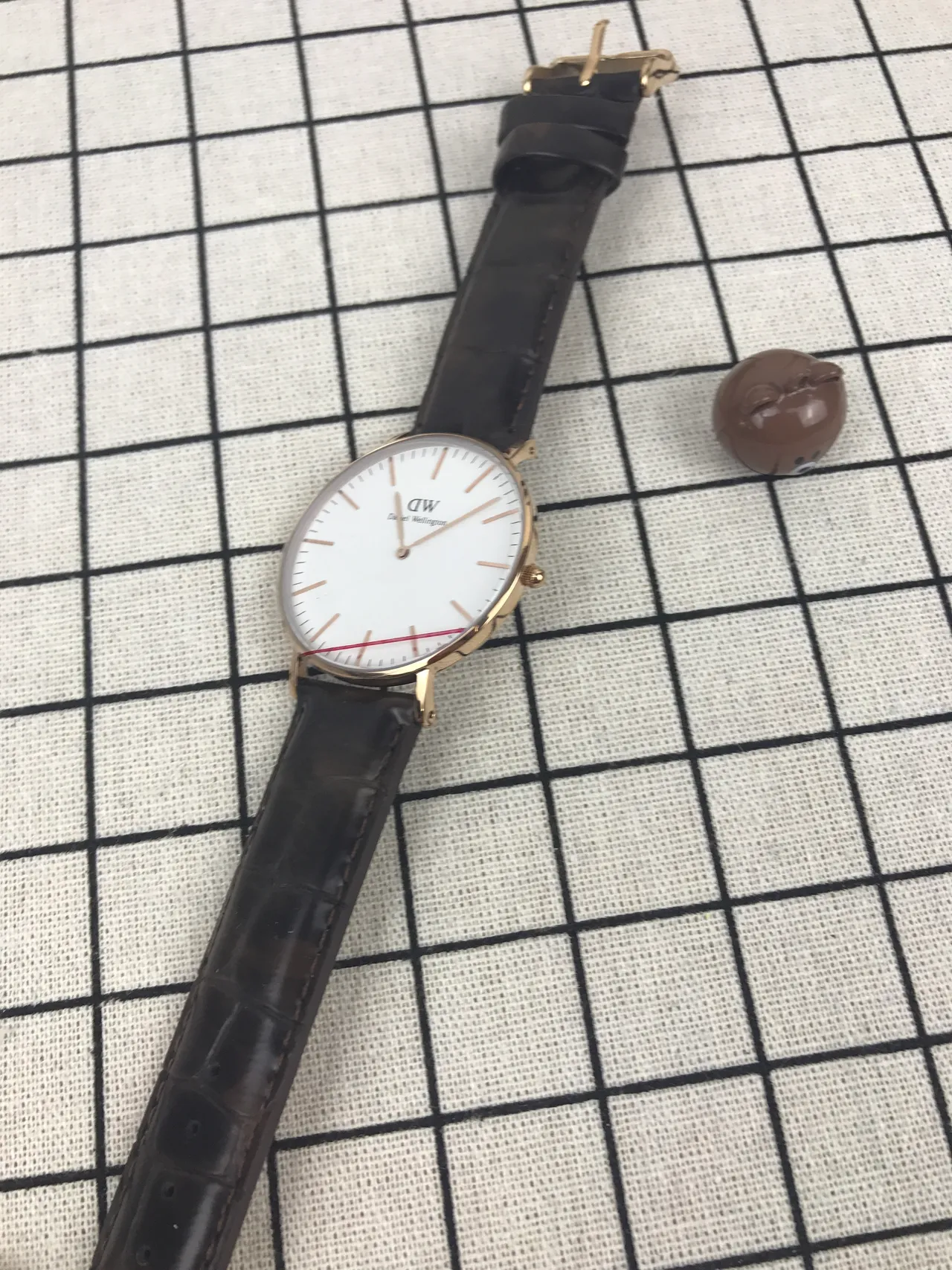 Daniel Wellington Black White Minimalist Dial Alligator-Embossed Leather Strap Quartz Watch 3