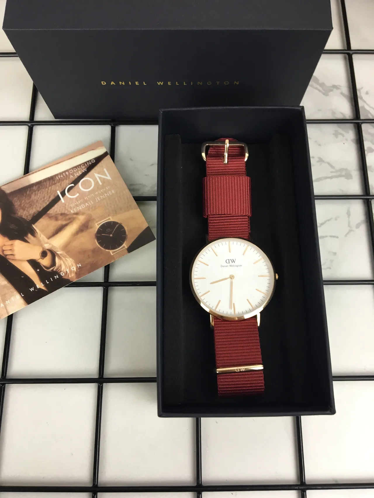 Daniel Wellington Icon Classic Petite Relógio de Quartzo com Mostrador Branco, Caixa de Ouro e NATO Strap Vermelha 2