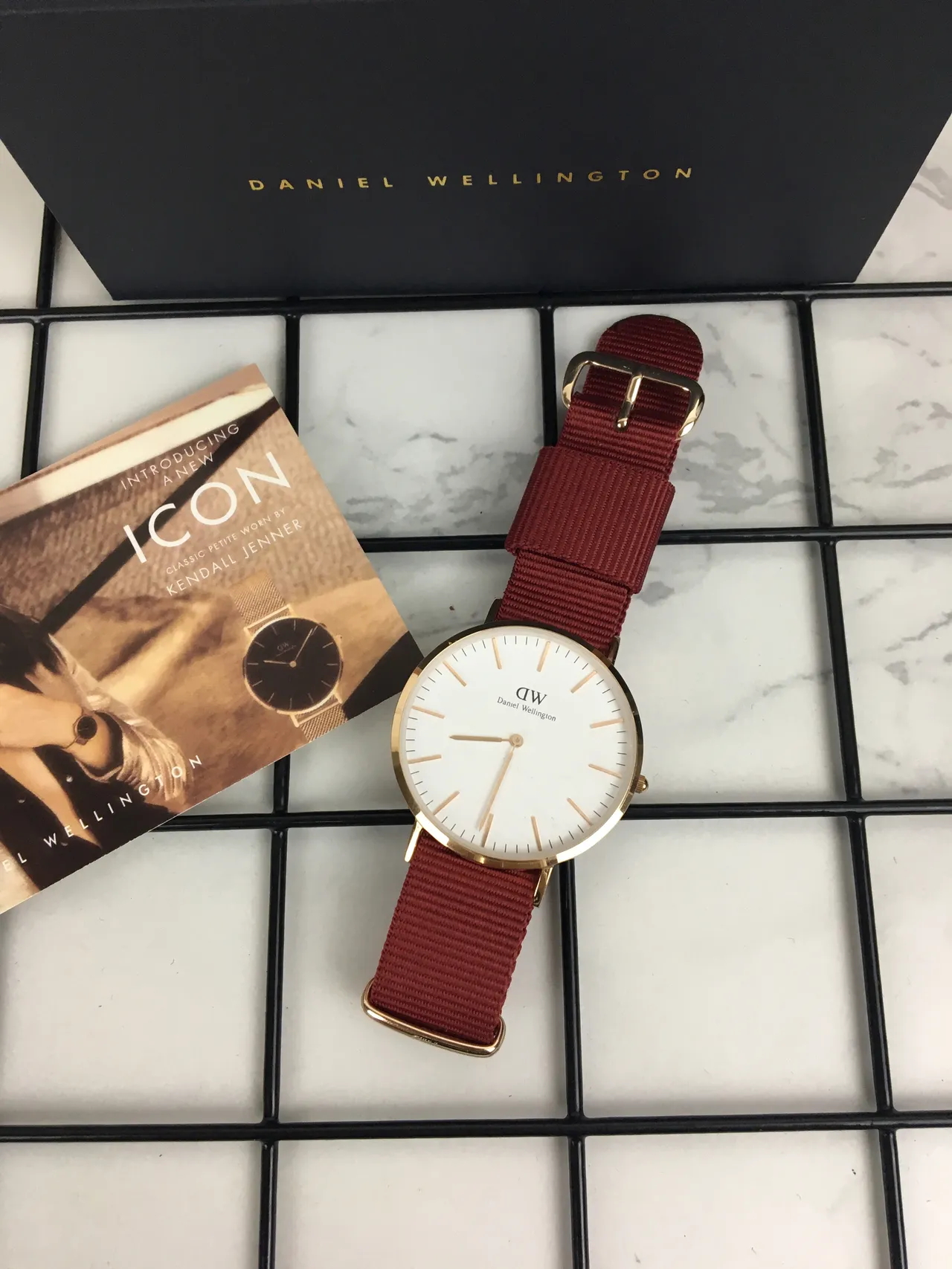 Daniel Wellington Icon Classic Petite Relógio de Quartzo com Mostrador Branco, Caixa de Ouro e NATO Strap Vermelha 3