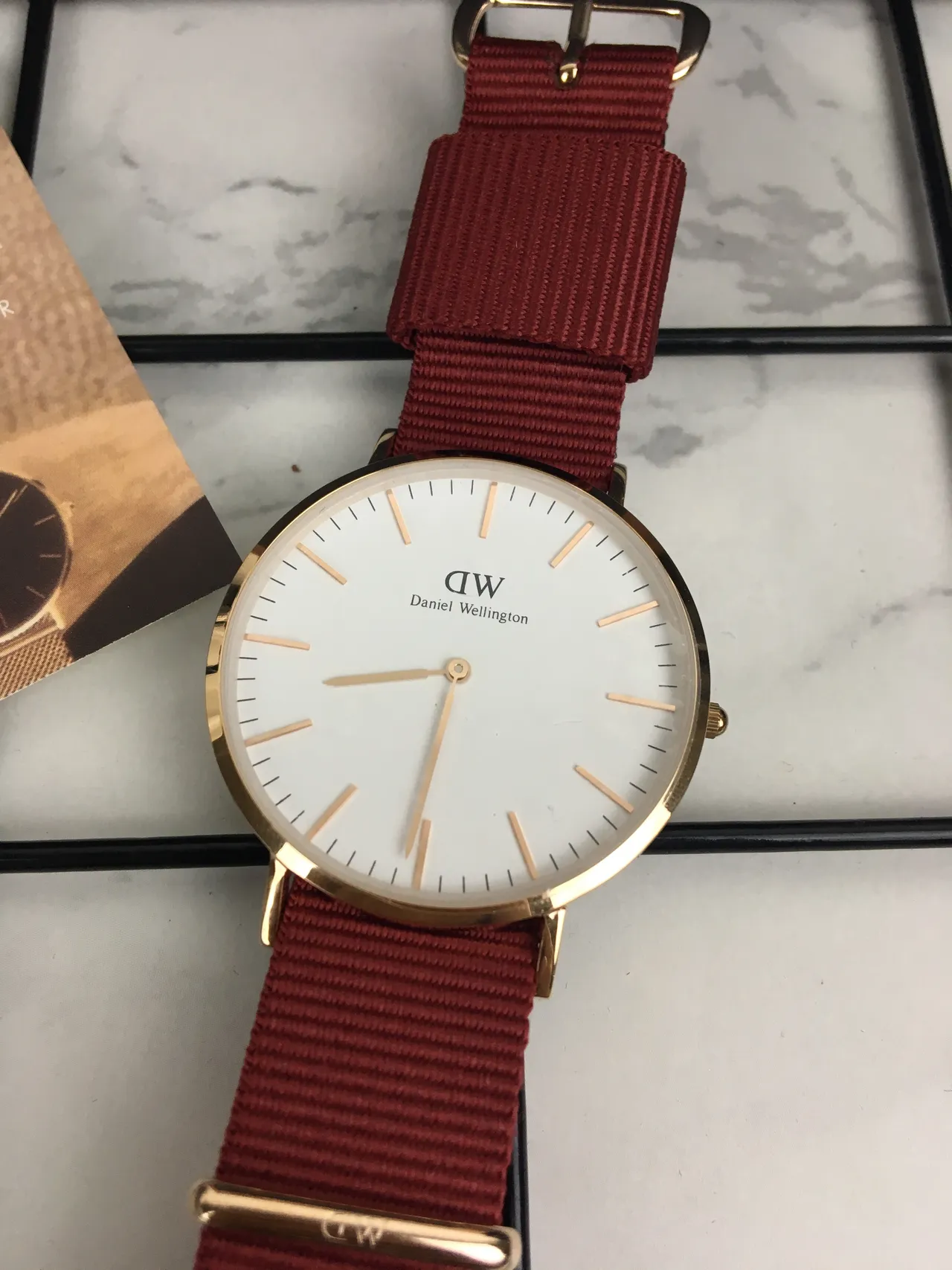 Daniel Wellington Icon Classic Petite Relógio de Quartzo com Mostrador Branco, Caixa de Ouro e NATO Strap Vermelha 4