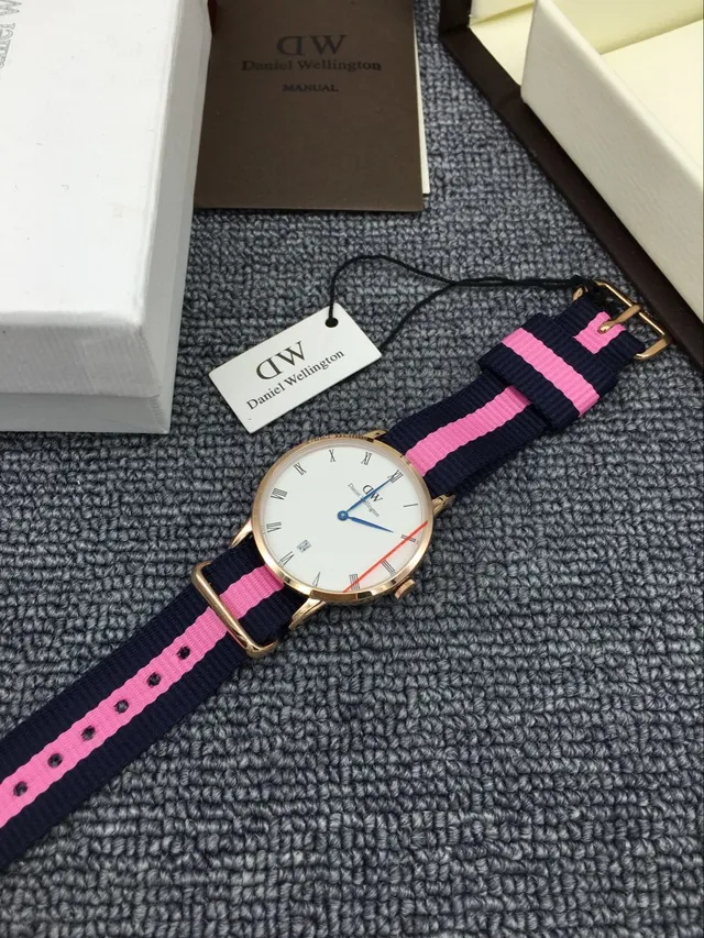Daniel Wellington Montre Quartz Minimaliste Sangle NATO Navy Pink 4