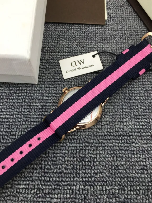 Daniel Wellington Montre Quartz Minimaliste Sangle NATO Navy Pink 5