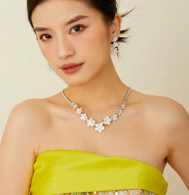 Diamond-Pavé Floral Motif V-Shape Line Necklace 4