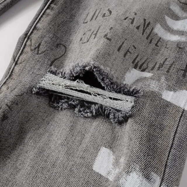 jeans slim-fit cinza lavado com estampa graffiti e design distressed 17