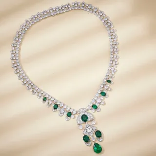 Collier Pendentif Multi-Niveaux avec Émeraude et Diamant