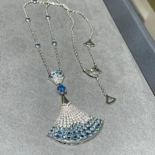 Colar com pingante em forma de leque em degradê azul e branco pavê