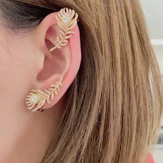 Brincos Ear Cuff com forma de pena e cristais pavê em ouro rosa