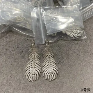 Aretes colgantes en forma de pluma con Pavé