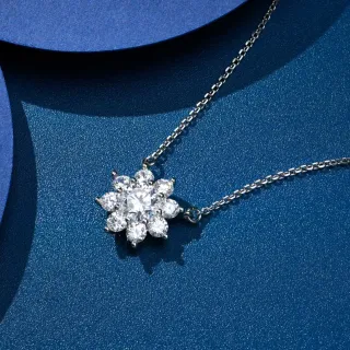 Collier avec pendentif floral de diamants cluster