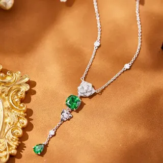 Collier Pendentif Motif Floral en Gemmes Vertes