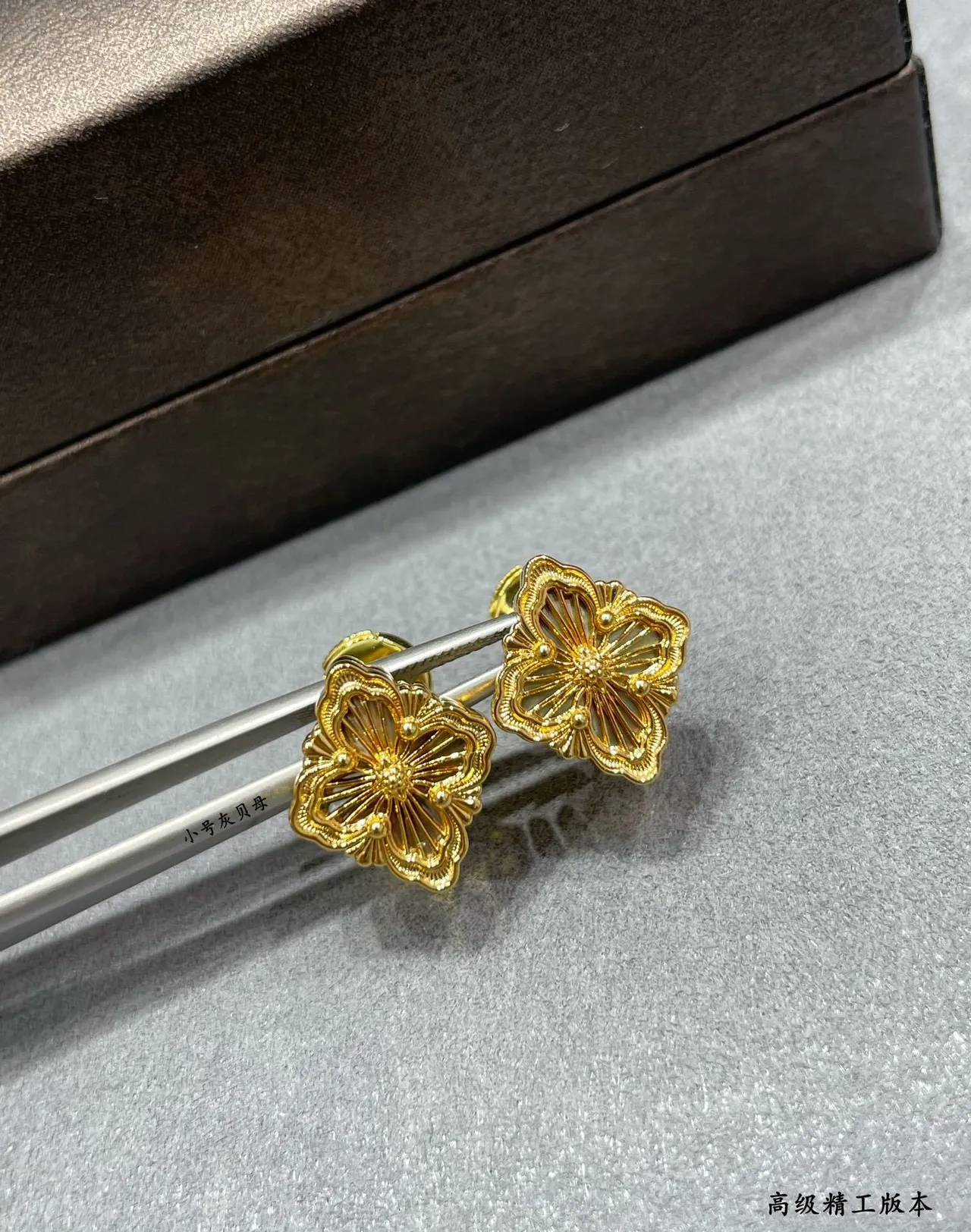 Floral Openwork Gold Stud Earrings 5