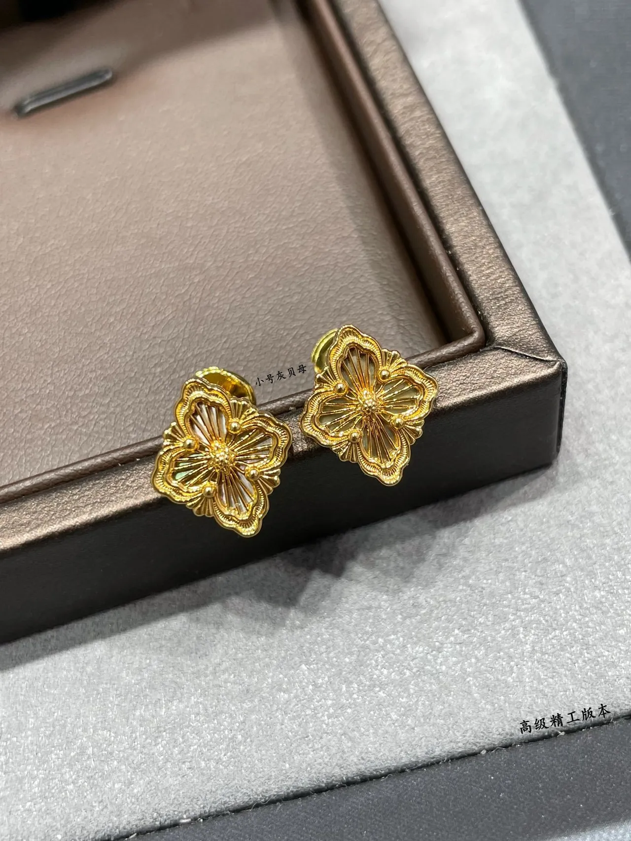 Floral Openwork Gold Stud Earrings 8