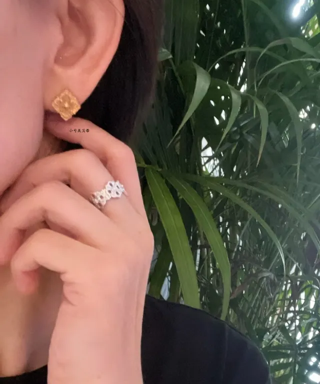 Floral Openwork Gold Stud Earrings 9