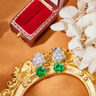 Brincos de perno com pavê floral e gemas verdes de corte quadrado