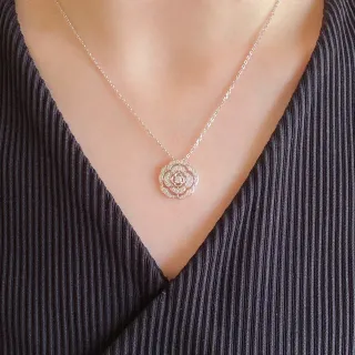Collar con colgante de flores pavé en capas