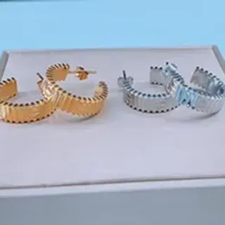 Aros de orelha de ouro e prata com sulcos