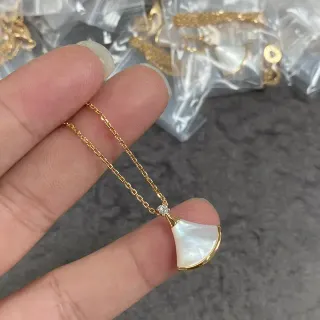 Chaîne en or pendentif en forme d'éventail en nacre