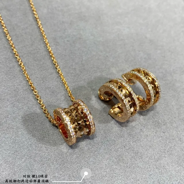 Gold Cylindrical Textured Pendant Necklace 3