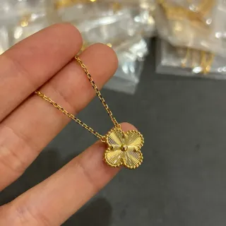 Collier en or avec pendentif de fleur à quatre pétales et gravure radiale de soleil