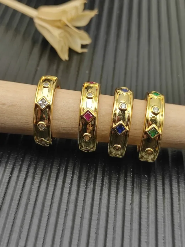 Anillo con banda verde de oro y piedras de corte esmeralda 2